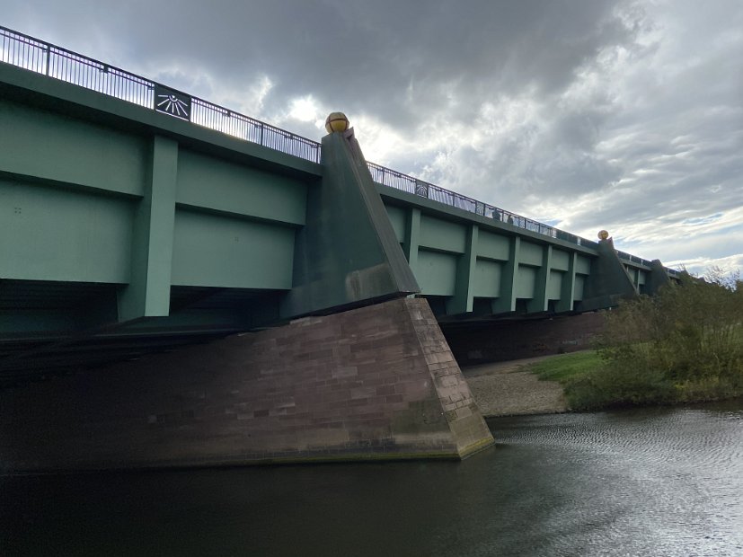 eine neue Stahlbrücke über die Weser